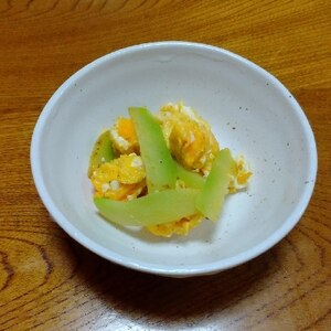 卵とブロッコリーの茎の炒め物